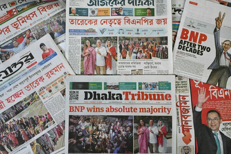 Des unes de journaux sur le résultat des élections législatives et la victoire du BNP, le 13 février 2026 à Dacca, au Banglades