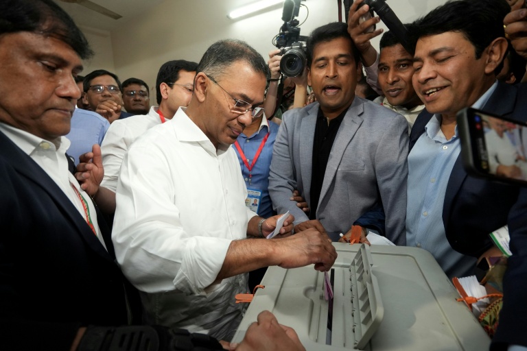 Tarique Rahman (c), président du Parti nationaliste du Bangladesh (BNP) et candidat aux législatives, vote à Dacca, le 12 février 2026 au Bangladesh