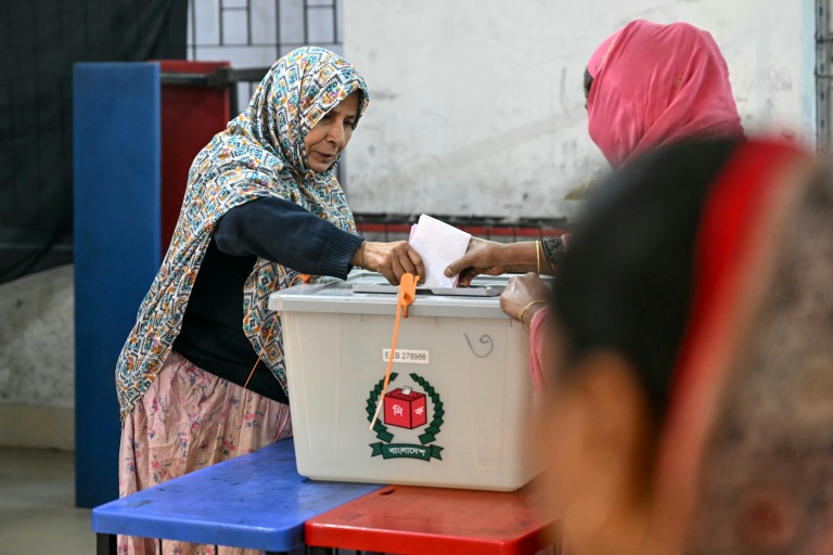 Une électrice (g) vote  à Dacca, lors des élections législatives au Bangladesh, le 12 février 2026