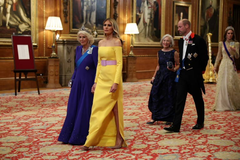 La reine Camilla (g) et la Première dame américaine Melania Trump arrivent au banquet d'Etat au château de Windsor, le 17 septembre 2025 à Windsor