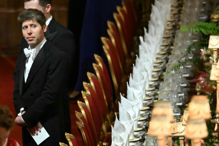 Le directeur général d'OpenAi, Sam Altman (g) arrive au banquet d'Etat au château de Windsor à l'occasion de la deuxième visite d'Etat du président américain Donald Trump, le 17 septembre 2025 à Windsor