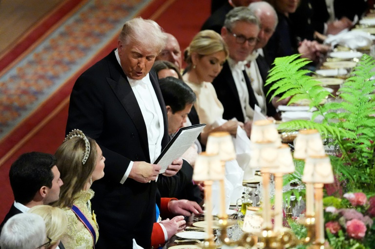 Le président américain Donald Trump (c) prononce un discours lors d'un banquet d'État au château de Windsor, à l'occasion de sa deuxième visite d'État, le 17 septembre 2025 à Windsor