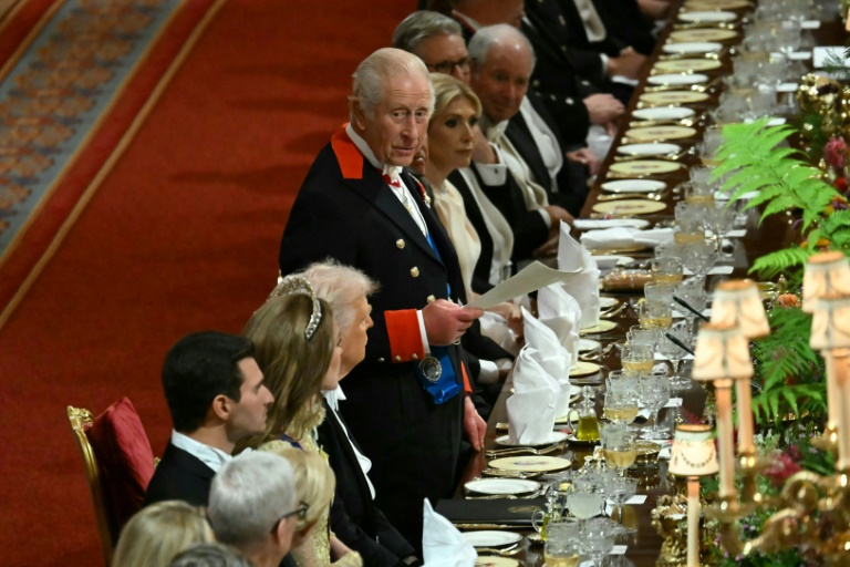 Le roi Charles III (c) prononce un discours lors d'un banquet d'État au château de Windsor, lors de la deuxième visite d'État du président américain Donald Trump, le 17 septembre 2025 à Windsor