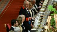 Le roi Charles III (c) prononce un discours lors d'un banquet d'État au château de Windsor, lors de la deuxième visite d'État du président américain Donald Trump, le 17 septembre 2025 à Windsor