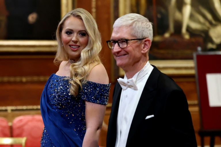 Tiffany Trump, la fille du président américain Donald Trump, et le patron d'Apple, Tim Cook, arrivent au banquet d'Etat au château de Windsor, le 17 septembre 2025