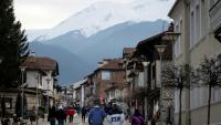 Une rue du centre de Bansko, avec le mont Pirin en arrière-plan, le 14 février 2026 en Bulgarie