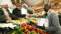 Bassi Konaté, candidat (sans étiquette) à la mairie de Sarcelles, fait campagne avant le 2e tour des municipales, le 20 mars 2026 dans le Val-d'Oise