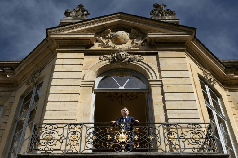 Le Premier ministre François Bayrou au balcon de son bureau à l'hôtel Matignon, le 6 septembre 2025 à Paris