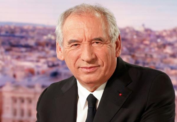 Le Premier ministre français François Bayrou pose avant une interview dans le journal télévisé du soir de la chaîne de télévision française TF1, à Boulogne-Billancourt, en périphérie de Paris, le 27 août 2025