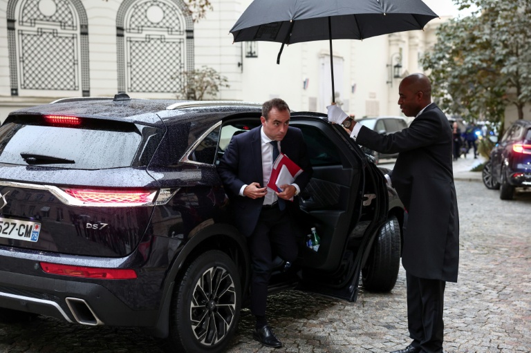Le nouveau Premier ministre français, Sébastien Lecornu, arrive au centre interministériel de crise à l'hôtel Beauvau, à Paris, le 10 septembre 2025