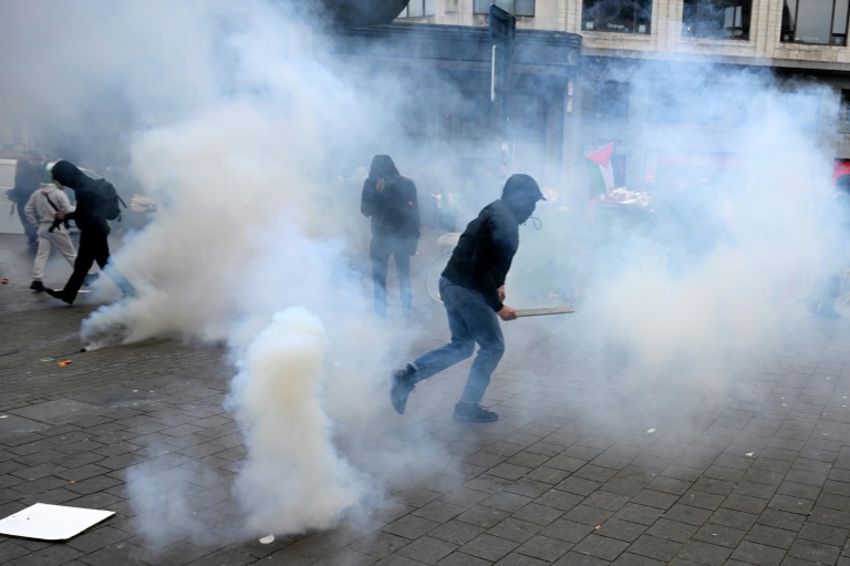 En début d'après-midi, les forces de l'ordre ont fait usage de canons à eau et de gaz lacrymogène pour disperser des petits groupes de manifestants violents et masqués, a constaté un journaliste de l'AFP