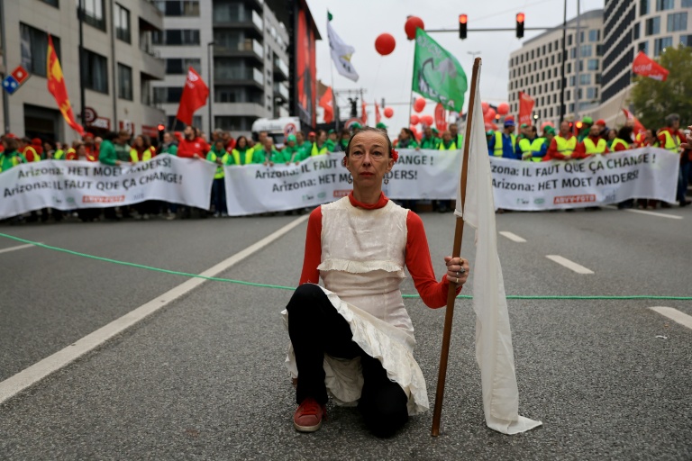 Une manifestante lors de l'action intersyndicale contre les coupes budgétaires, le 14 octobre 2025 à Bruxelles