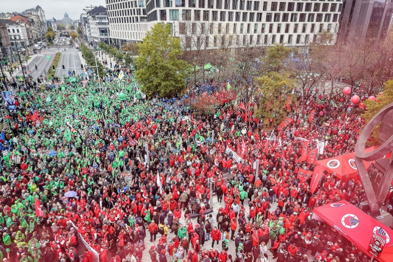 Vue de la manifestation contre les coupes budgétaires qui a réuni des dizaines de milliers de personnes, le 14 octobre 2025 à Bruxelles