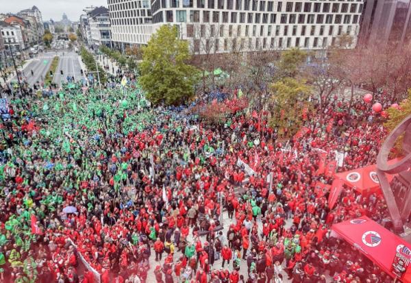 Vue de la manifestation contre les coupes budgétaires qui a réuni des dizaines de milliers de personnes, le 14 octobre 2025 à Bruxelles