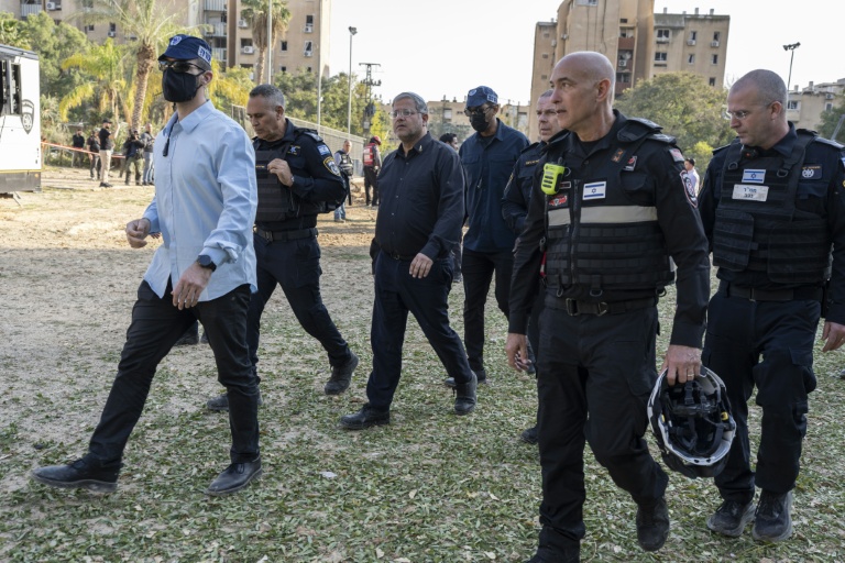 Le ministre israélien de la Sécurité nationale, Itamar Ben Gvir, se rend sur le lieu d'une frappe iranienne, à Beersheva dans le sud d'Israël, le 2 mars 2026