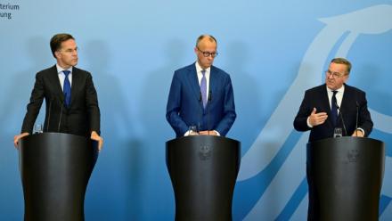 Le secrétaire général de l'Otan Mark Rutte (gauche), le chancelier allemand Friedrich Merz (centre) et son ministre de la Défense Boris Pistorius (droite) lors d'une conférence de presse à Berlin le 1er juillet 2026