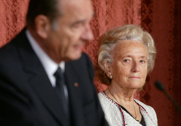 L'ex-président français Jacques Chirac s'exprime aux côtés de son épouse Bernadette, le 5 mai 2006  à Paris