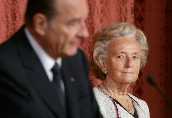 L'ex-président français Jacques Chirac s'exprime aux côtés de son épouse Bernadette, le 5 mai 2006  à Paris