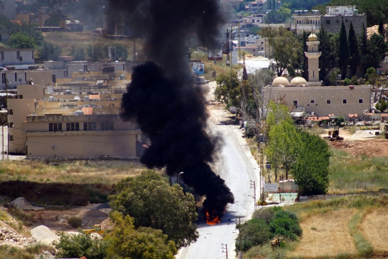 De la fumée s'élève d'un véhicule ciblé par une attaque de drone israélien dans la ville de Nabatieh, au sud du Liban, le 5 juin 2026
