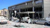 Un habitant inspecte les dégâts sur le site d'une frappe israélienne à Tyr, dans le sud du Liban, le 5 juin 2026