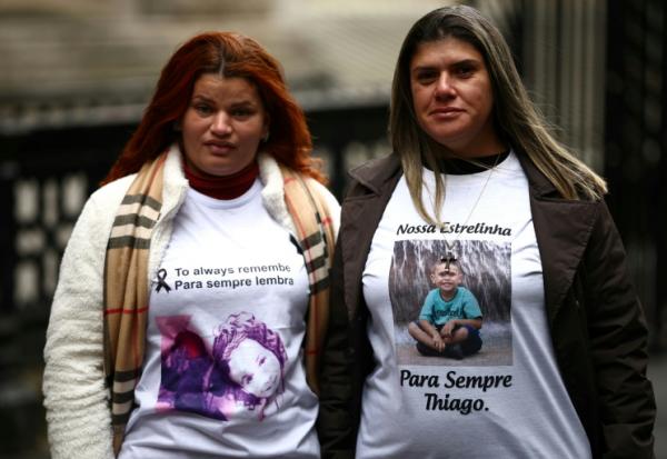 Pamela Fernandes et Gelvana Rodrigues, mères d'Emanuele et de Thiago, tués dans la catastrophe du barrage de Fundao, près de la ville de Mariana, au Brésil, arrivent à la Haute Cour de Londres le 13 mars 2025