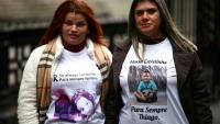 Pamela Fernandes et Gelvana Rodrigues, mères d'Emanuele et de Thiago, tués dans la catastrophe du barrage de Fundao, près de la ville de Mariana, au Brésil, arrivent à la Haute Cour de Londres le 13 mars 2025