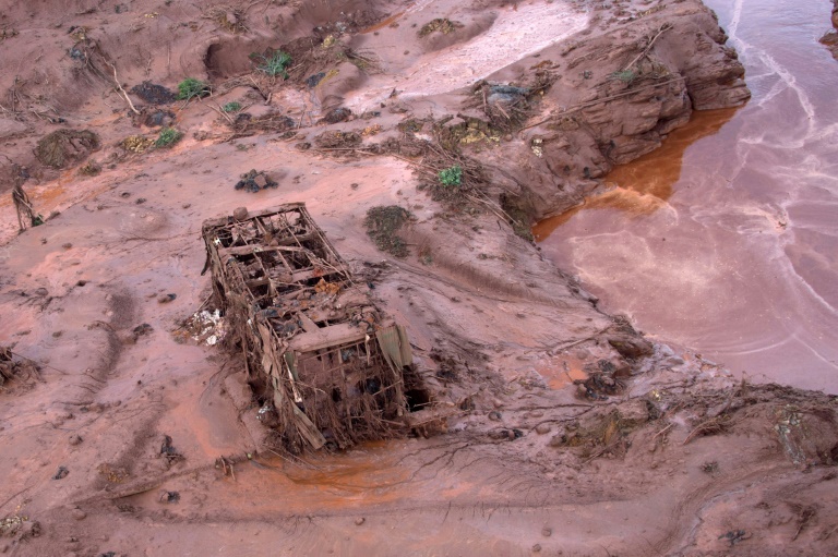 Vue aérienne des dommages dans le village de Bento Rodrigues le 6 novembre 2015 au Brésil, après la rupture du barrage minier de Fundao, près de la ville de Mariana, dans l'Etat du Minas Gerais (sud-est).