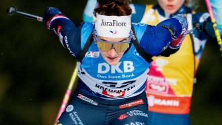 La biathlète française Lou Jeanmonnot, victorieuse du sprint (7,5 km) de Hochfilzen, en Autriche, le 12 décembre 2025