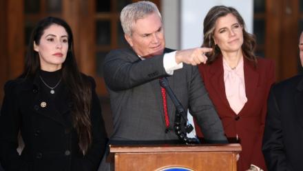 Le président républicain de la commission d'enquête parlementaire qui a interrogé vendredi l'ancien président Bill Clinton sur ses liens avec le criminel sexuel Jeffrey Esptein, le 27 février 2026