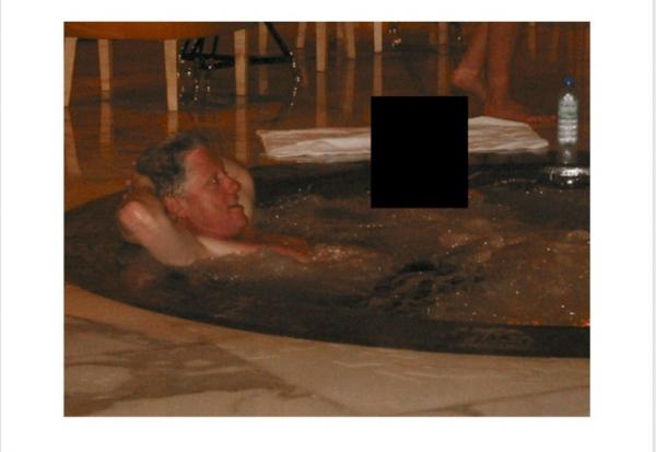 Photo rendue publique le 19 décembre 2025 par le ministère de la Justice américain dans le cadre du dossier Epstein, montrant l'ancien président Bill Clinton au côté d'une personne dont le visage est caché.