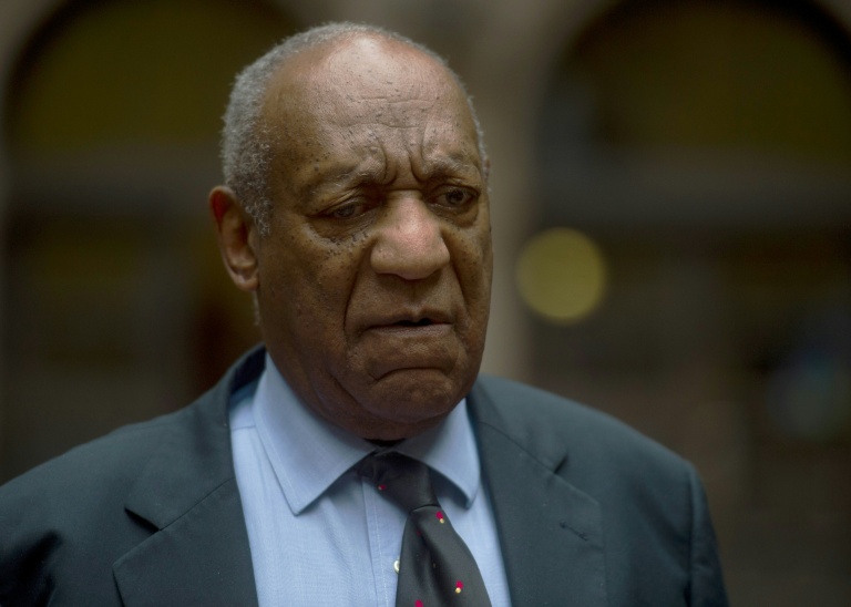 Bill Cosby s'adresse aux médias à sa sortie du palais de justice du comté d'Allegheny, le 24 mai 2017 à Pittsburgh, en Pennsylvanie