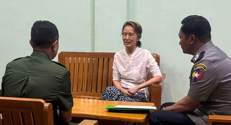 Photo non datée fournie par la junte birmane le 30 avril 2026 montrant Aung San Suu Kyi (au centre) dans un lieu non précisé.