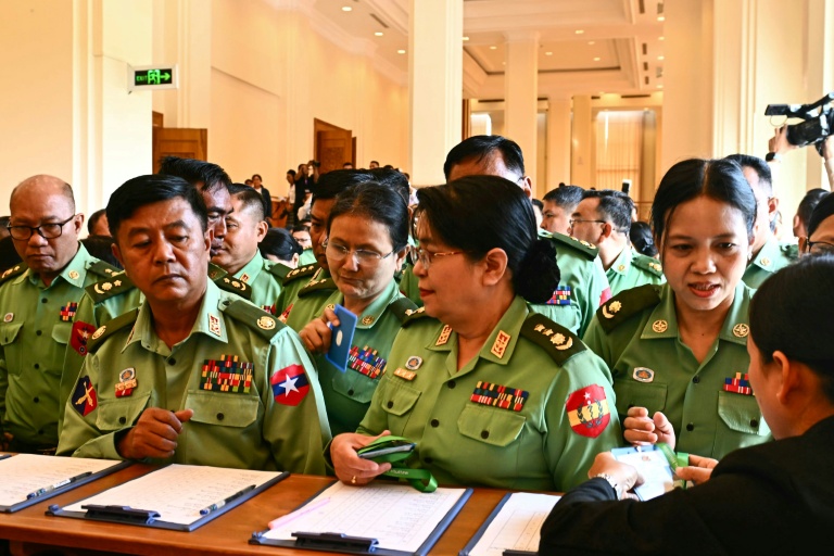 Des officiers de l'armée, membres du Parlement de Birmanie à Naypyidaw le 16 mars 2026 