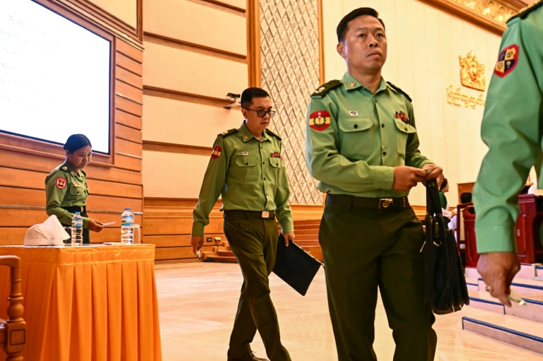 Des officiers de l'armée, membres du Parlement de Birmanie, arrivent à Naypyidaw le 16 mars 2026