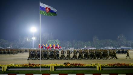 Des militaires birmans défilent à Naypyidaw, capitale de la Birmanie, le 27 mars 2026