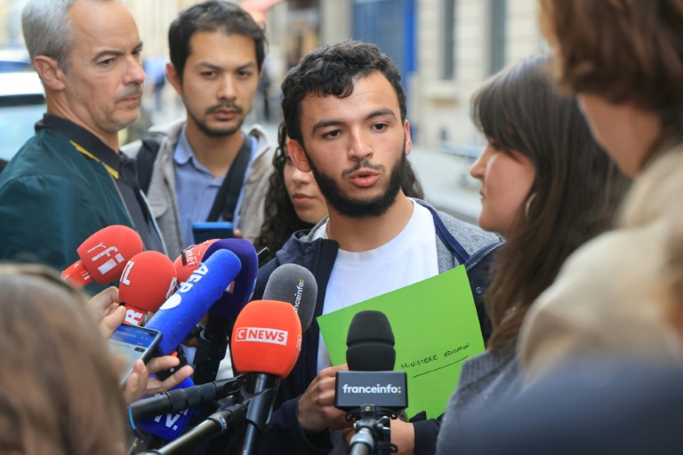 Le secrétaire général  de l'Union syndicale lycéenne Ryad Rani s'adresse à la presse après une rencontre avec le ministre de l'Education nationale, le 2 octobre 2026 à Paris