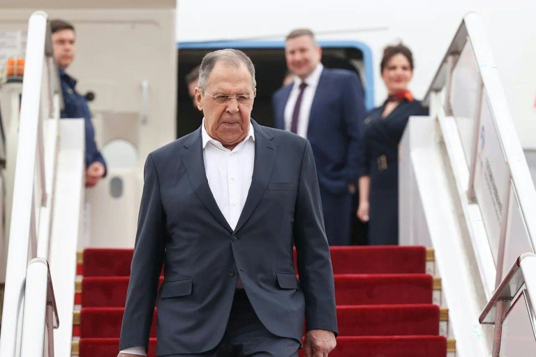 Photo diffusée par le ministère russe des Affaires étrangères le 14 avril 2026 montrant le ministre russe des Affaires étrangères, Sergueï Lavrov, descendant d'un avion à son arrivée à Pékin