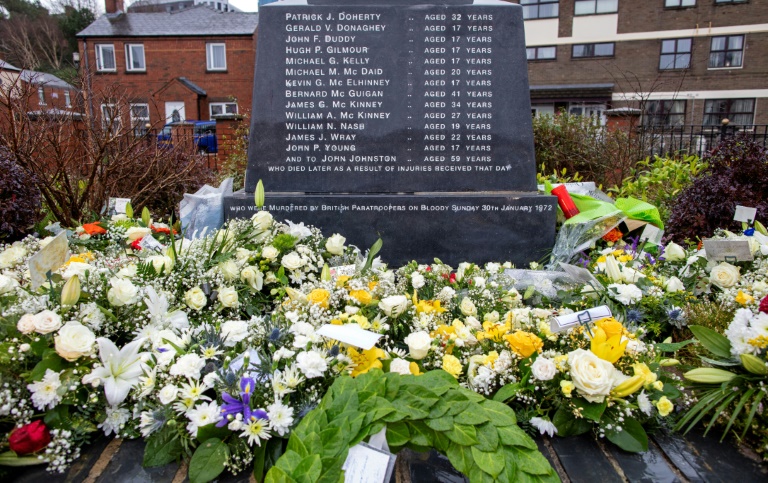Des gerbes de fleurs devant le monument aux victimes du