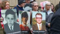 Des proches des victimes du "Bloody Sunday" à l'ouverture du procès d'un ancien soldat britannique, à Belfast, le 15 septembre 2025 en Irlande du Nord