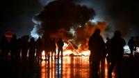 Des manifestants du mouvement "Bloquons tout" près d'objets en feu sur le viaduc de Calix, le 10 septembre 2025