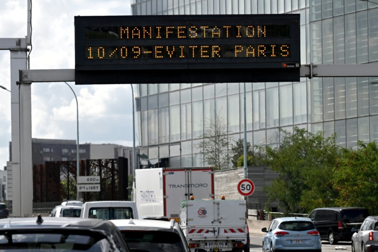Panneau de signalisation sur le périphérique parisien avant le mouvement