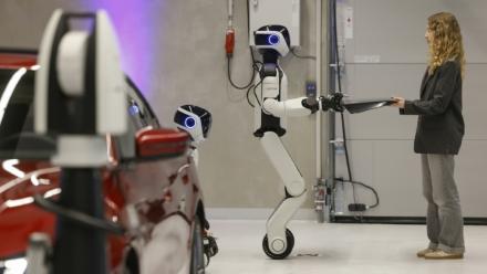 AEON, un robot humanoïde créé par l’entreprise Hexagon, remet une pièce destinée à une voiture alors qu’il est présenté par le consructeur automobile BMW à Munich (Allemagne), le 27 février 2026
