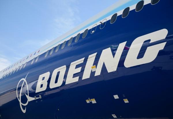 Un Boeing 777-9 sur le tarmac de l'aéroport international Al Maktoum à Dubaï, lors d'un salon aéronautique, le 17 novembre 2025