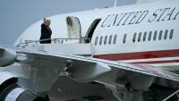 Le président américain Donald Trump montant à bord d'Air Force One à l'aéroport d'Oakland County International (Michigan), le 27 juillet 2026