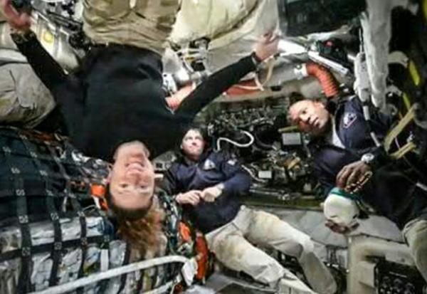 Capture d'écran transmise par la Nasa le 3 avril 2026 montrant les quatre membres d'équipage de la mission Artémis 2 dans leur capsule 