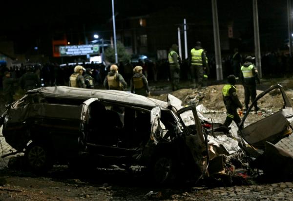 Les équipes de secours près de l'épave de l'avion militaire qui s’est écrasé à El Alto, près de La Paz, le 27 février 2026