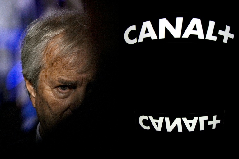 Combinaison d'images crééz le 18 mai 2026 du milliardaire Vincent Bolloré à Paris le 13 janvier 2026 et le logo de la chaîne Canal+ sur une tablette le 29 décembre 2012