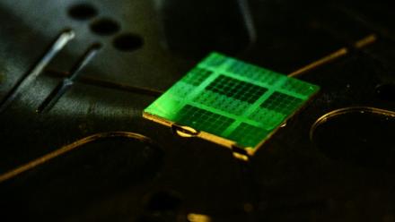 Une puce découpée dans une plaquette de semi-conducteur à Séoul, le 30 avril 2025 en Corée du Sud
