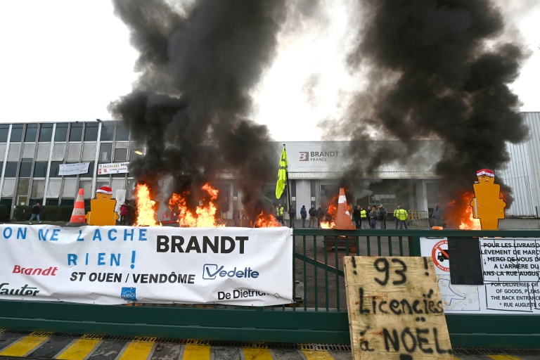 Des palettes brûlent devant l'usine Brandt où sont rassemblés des employés, le 11 décembre 2025 à Vendôme, dans le Loir-et-Cher