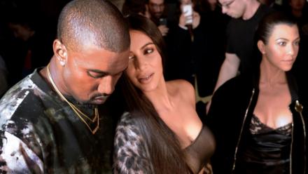 (g-d) Kanye West, Kim Kardashian et sa soeur Kourtney Kardashian assistent à un défilé de mode à Paris, le 29 septembre 2016